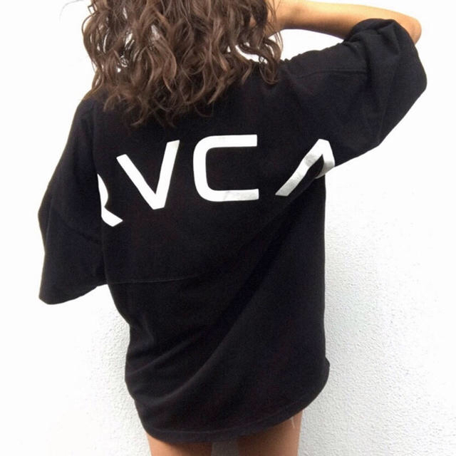 RVCA(ルーカ)のRVCA TEE   BIG ARCH LOGO TEE / Black レディースのトップス(Tシャツ(半袖/袖なし))の商品写真