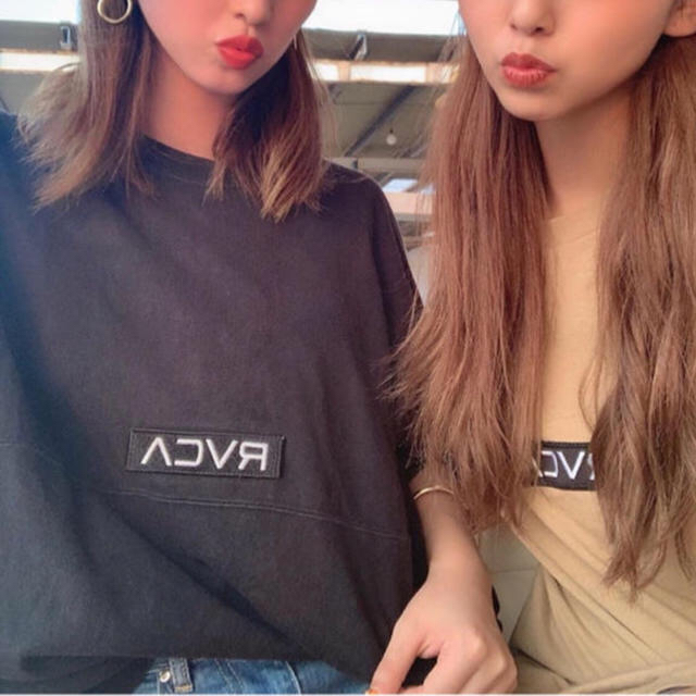 RVCA(ルーカ)のRVCA TEE   BIG ARCH LOGO TEE / Black レディースのトップス(Tシャツ(半袖/袖なし))の商品写真