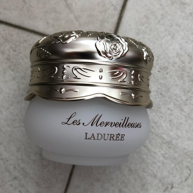 Les Merveilleuses LADUREE(レメルヴェイユーズラデュレ)のレ メルヴェユーズ ラデュレ  ローズ エッセンス クリーム 新品Qの コスメ/美容のスキンケア/基礎化粧品(フェイスクリーム)の商品写真