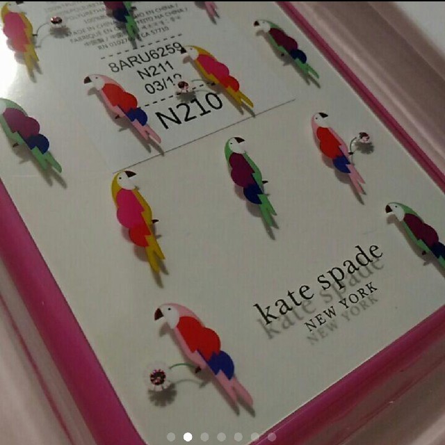 kate spade new york(ケイトスペードニューヨーク)の新品　kate spade iPhone XR ケース　オウム　bird　鳥 スマホ/家電/カメラのスマホアクセサリー(iPhoneケース)の商品写真