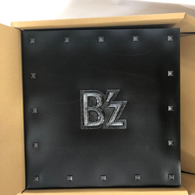 送料関税無料】 B'z COMPLETE SINGLE BOX Black Edition