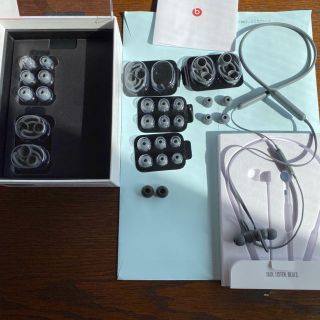 ビーツバイドクタードレ(Beats by Dr Dre)のBeats X グレー美品(付属品、おまけ多数)(ヘッドフォン/イヤフォン)