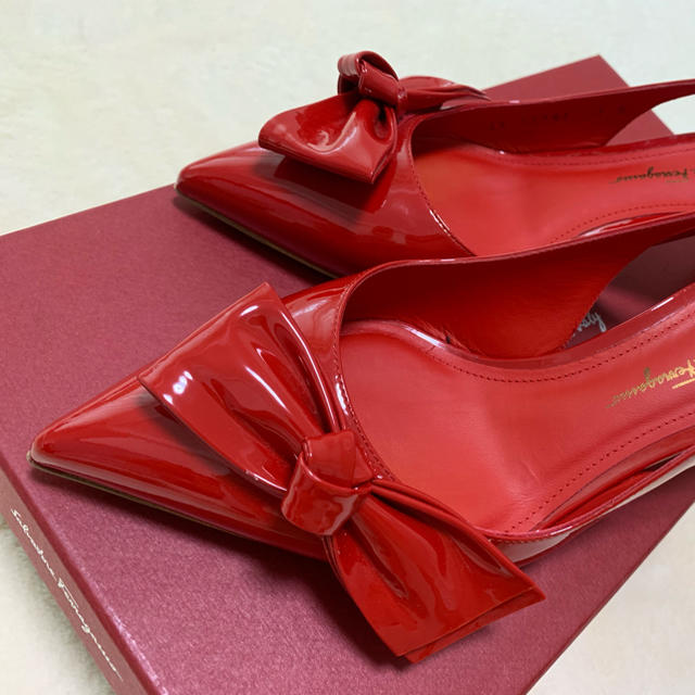 Salvatore Ferragamo(サルヴァトーレフェラガモ)のSalvatore Ferragamo パンプス RED 7D レディースの靴/シューズ(ハイヒール/パンプス)の商品写真