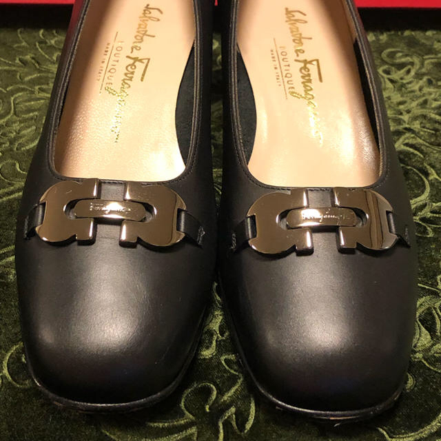 Salvatore Ferragamo(サルヴァトーレフェラガモ)のSalvatore Ferragamo ☆フェラガモパンプス 6 1/2 C 黒 レディースの靴/シューズ(ハイヒール/パンプス)の商品写真