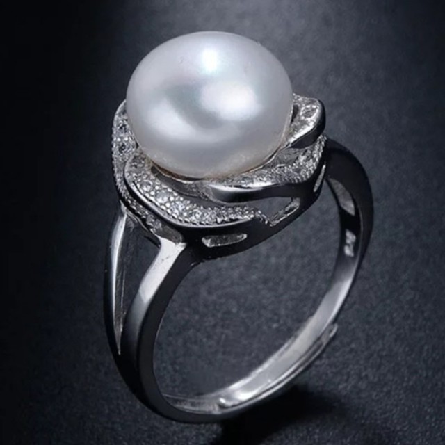 【新品】④本真珠10mmパールジルコニアシルバーリングホワイト　フリーサイズ
 レディースのアクセサリー(リング(指輪))の商品写真