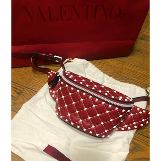 ヴァレンティノ(VALENTINO)の正規品 バレンティノ valentino ベルトバッグ レッド スタッズ(ボディバッグ/ウエストポーチ)