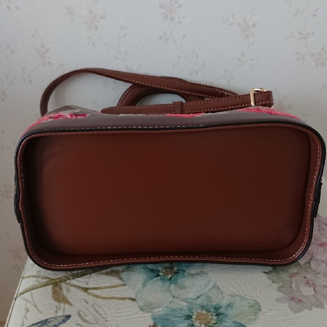 VIVAYOU(ビバユー)のVIVAYOU ショルダー 花柄 薔薇 刺繍 がま口 バック カバン ブラウン レディースのバッグ(ショルダーバッグ)の商品写真