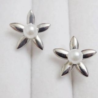 即購入OK：花フラワーシルバーカラーパールピアス(ピアス)