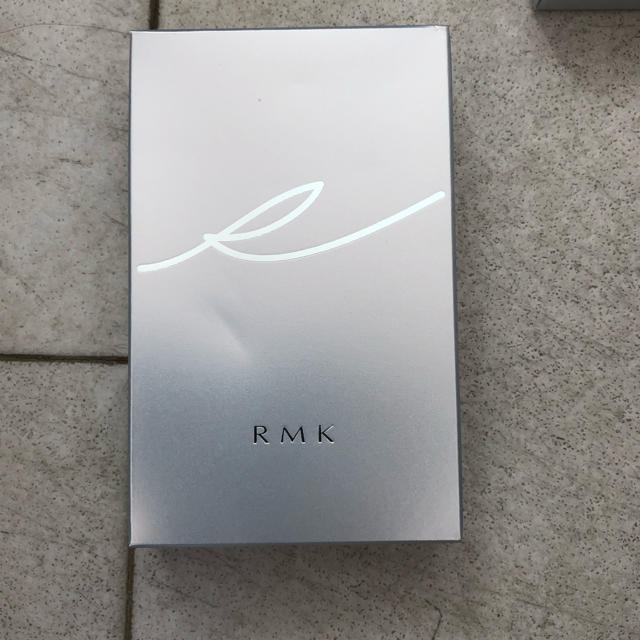 新品 Q RMK シルクフィット フェイスパウダー 02 〈ブラシ付き〉