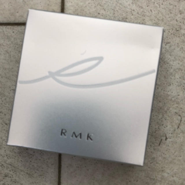 RMK(アールエムケー)のRMK ムーンブルーム フィニッシングパウダー 01 新品Q コスメ/美容のベースメイク/化粧品(フェイスパウダー)の商品写真