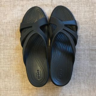 クロックス(crocs)のクロックス crocs サンラストラッピーウェッジ W8 ブラック(サンダル)