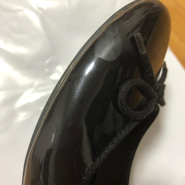 UNIQLO(ユニクロ)のエナメル  バレーシューズ  23.5  ブラック レディースの靴/シューズ(バレエシューズ)の商品写真