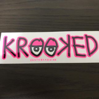 クルキッド(KROOKED)の【縦5.8cm横17.8cm】KROOKED ステッカー(スケートボード)