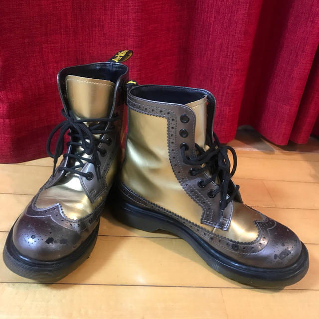 Dr.Martens(ドクターマーチン)のDr.Martens ゴールド 8ホール レディースの靴/シューズ(ブーツ)の商品写真