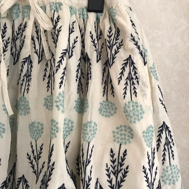 marble(マーブル)のmarble sud  たんぽぽ刺繍 スカート レディースのスカート(ひざ丈スカート)の商品写真