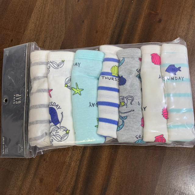 babyGAP(ベビーギャップ)の新品 GAP 海と女の子柄 ショーツ 7枚 110cm キッズ/ベビー/マタニティのキッズ服女の子用(90cm~)(下着)の商品写真