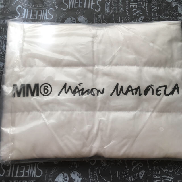 Maison Martin Margiela(マルタンマルジェラ)の（箱未開封）マルジェラ  MM6 パデッドポーチ SPUR 11月号 付録 レディースのファッション小物(ポーチ)の商品写真