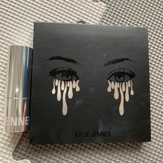 カイリーコスメティックス(Kylie Cosmetics)のKYLIE JENNERのアイシャドウパレットと口紅(アイシャドウ)