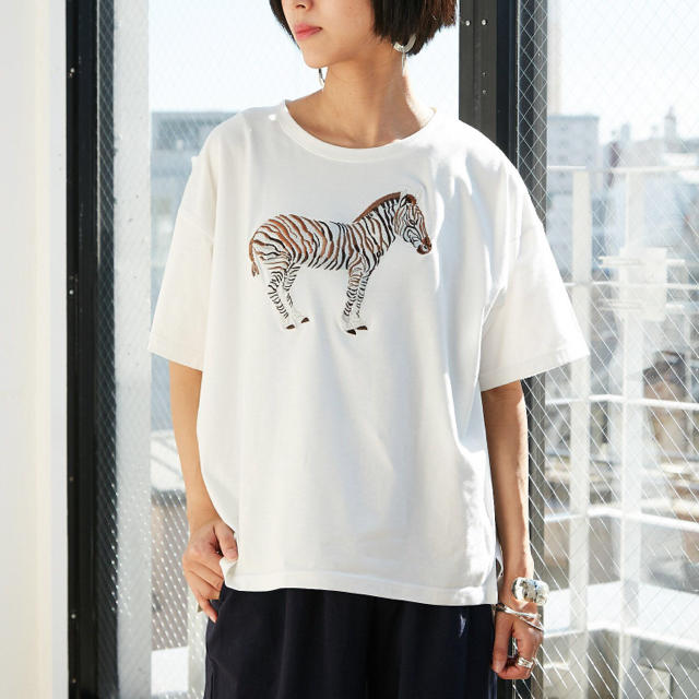 PAPILLONNER(パピヨネ)のパピヨネ シマウマTシャツ 刺繍 レディースのトップス(Tシャツ(半袖/袖なし))の商品写真