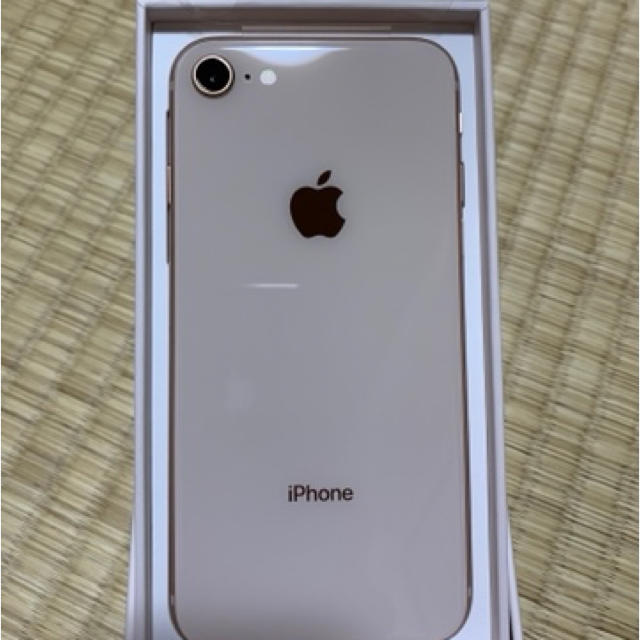 Apple(アップル)のSIMロック解除済み iPhone 8 64GB SoftBank Gold スマホ/家電/カメラのスマートフォン/携帯電話(スマートフォン本体)の商品写真