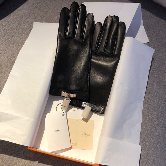 Hermes(エルメス)のHERMES エルメス 新品未使用 手袋 グローブ ソヤ ブラック シルバー レディースのファッション小物(手袋)の商品写真