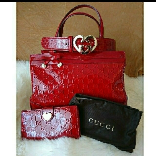 Gucci(グッチ)のぶっちゃんさま16日まで取置き GUCCI パテントレザー ハート ベルト 赤  レディースのファッション小物(ベルト)の商品写真