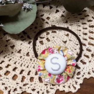 オーダー♡イニシャル 刺繍 花柄 ロゼット  ゴム(ヘアアクセサリー)