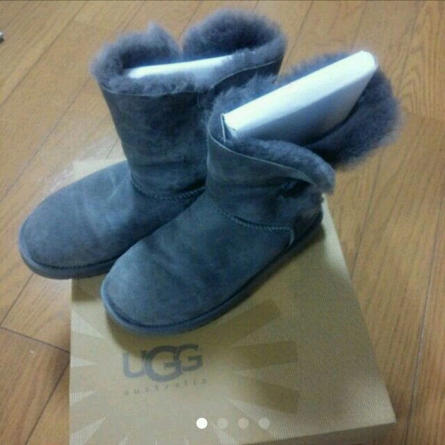 UGG BAILY BUTTON グレー