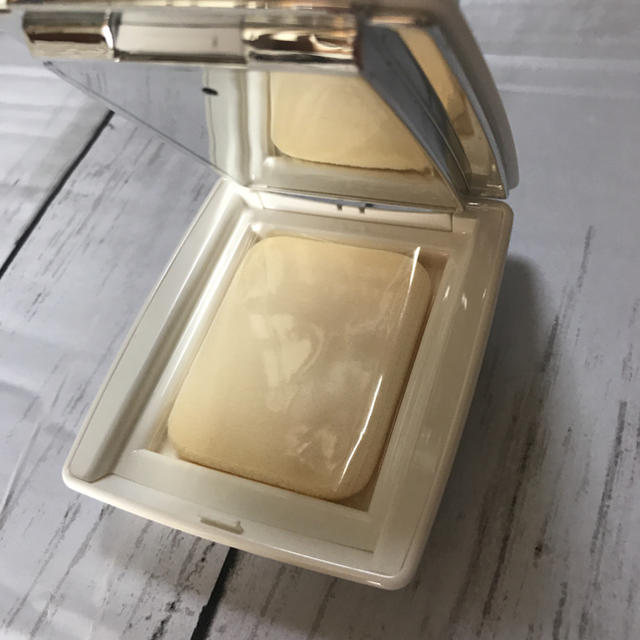 GUERLAIN(ゲラン)のゲラン ペルルブラン  ライトブースターコンパクト 限定 スワン コスメ/美容のベースメイク/化粧品(ファンデーション)の商品写真