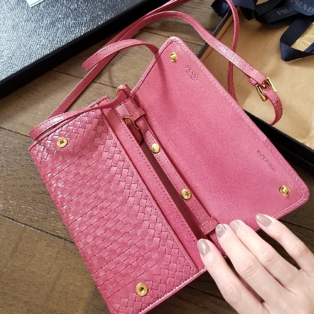 PRADA(プラダ)の本日最終出品！PRADA　マドラスショルダー長財布　完売タマリスピンク　新品 レディースのファッション小物(財布)の商品写真