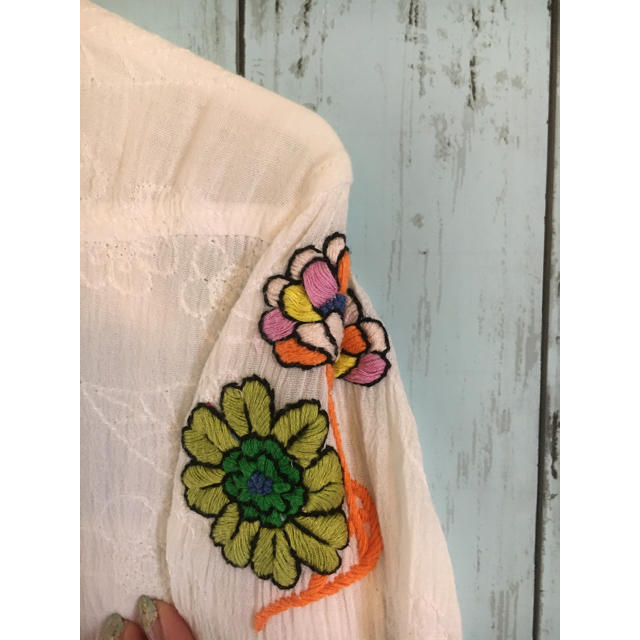 LOVE GIRLS MARKET(ラブガールズマーケット)の花刺繍エスニックシャツ アジアンヒッピーボヘミアンレトロアウトドアチチカカマライ レディースのトップス(カットソー(長袖/七分))の商品写真