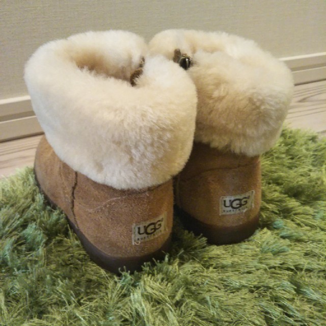 UGG(アグ)のUGG キッズムートン キッズ/ベビー/マタニティのキッズ靴/シューズ(15cm~)(ブーツ)の商品写真