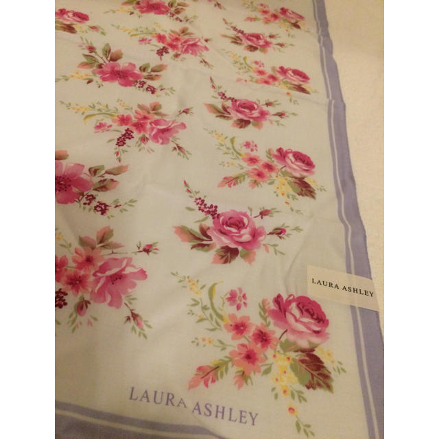 LAURA ASHLEY(ローラアシュレイ)のローラ アシュレイ ハンカチスカーフ レディースのファッション小物(バンダナ/スカーフ)の商品写真