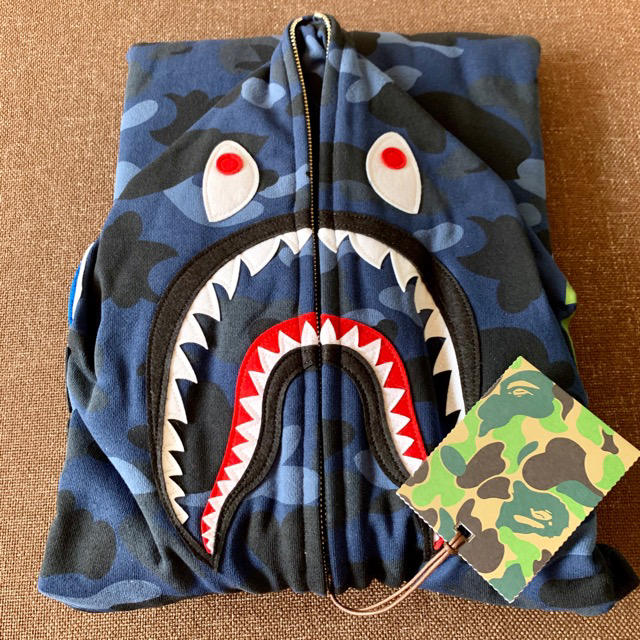 A BATHING APE(アベイシングエイプ)のA BATHING APE COLOR CAMO SHARK HOODIE メンズのトップス(パーカー)の商品写真