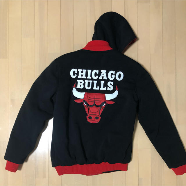 MITCHELL & NESS(ミッチェルアンドネス)のシガゴ ブルズ スタジャン メンズのジャケット/アウター(その他)の商品写真