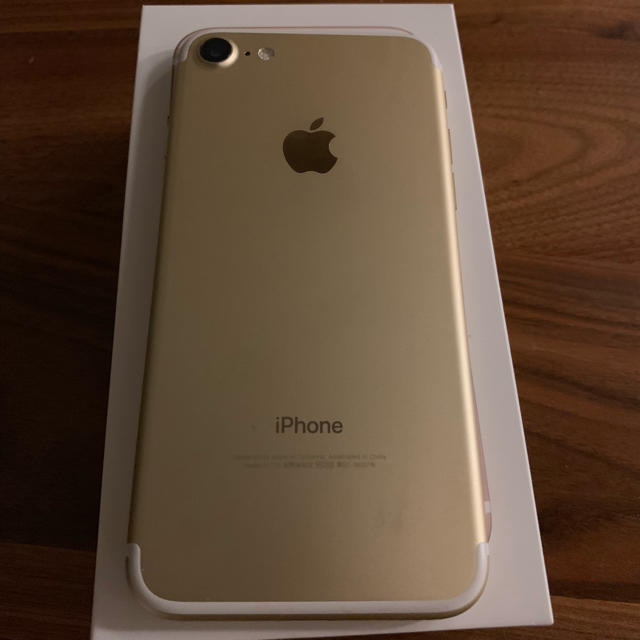 Apple(アップル)のiPhone7 gold 32 GB SIMフリー スマホ/家電/カメラのスマートフォン/携帯電話(スマートフォン本体)の商品写真