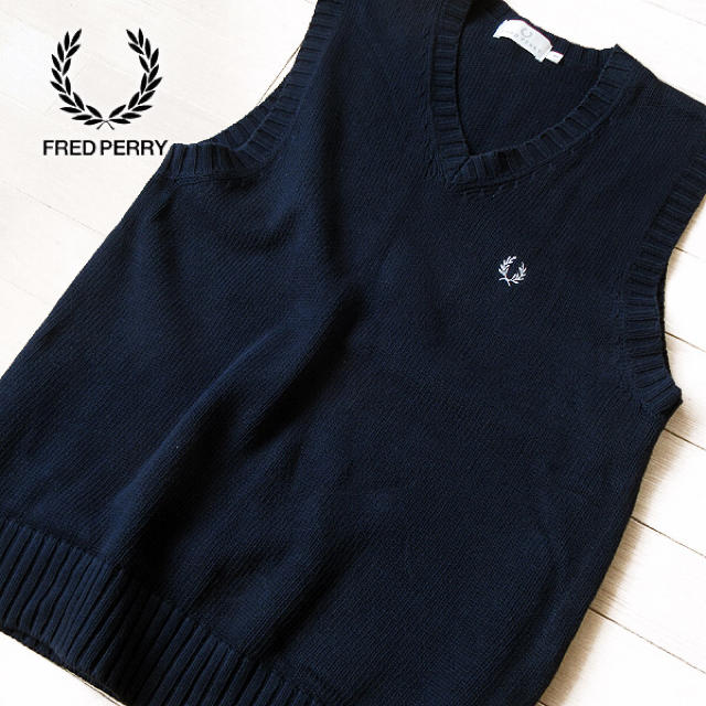 FRED PERRY(フレッドペリー)の美品 M フレッドペリー レディース ニットベスト ネイビー レディースのトップス(ベスト/ジレ)の商品写真