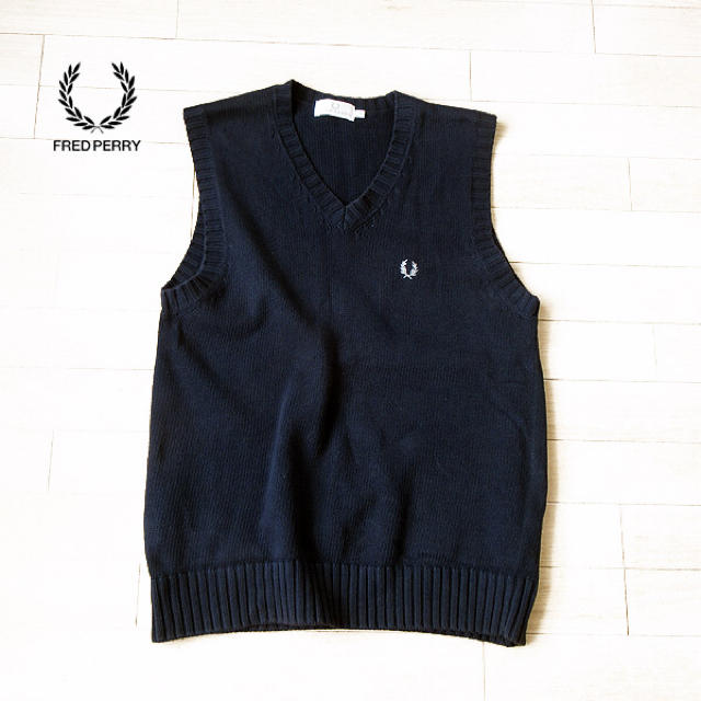 FRED PERRY(フレッドペリー)の美品 M フレッドペリー レディース ニットベスト ネイビー レディースのトップス(ベスト/ジレ)の商品写真