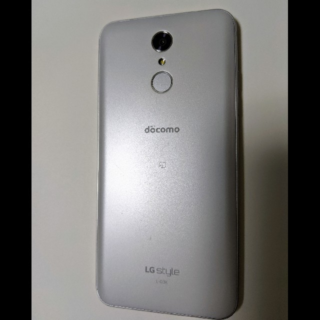 LG Electronics(エルジーエレクトロニクス)のdocomo LG style L-03K　White スマホ/家電/カメラのスマートフォン/携帯電話(スマートフォン本体)の商品写真