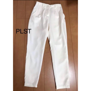 プラステ(PLST)のPLST 白 パンツ 美品 オフホワイト(カジュアルパンツ)