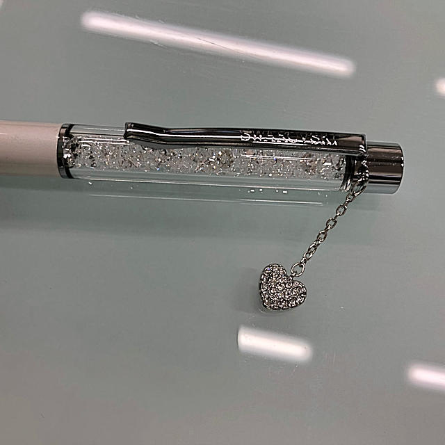 SWAROVSKI(スワロフスキー)の✨スワロフスキーSWAROVSKIクリスタル チャーム付きボールペン ハート✨ インテリア/住まい/日用品のオフィス用品(オフィス用品一般)の商品写真