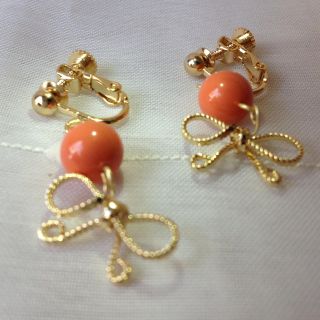 コーラルピンクパールとリボンのイヤリング(イヤリング)