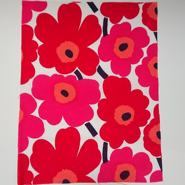 marimekko(マリメッコ)の【新品】マリメッコ  レッド  生地  ミニウニッコ

 ハンドメイドの素材/材料(生地/糸)の商品写真