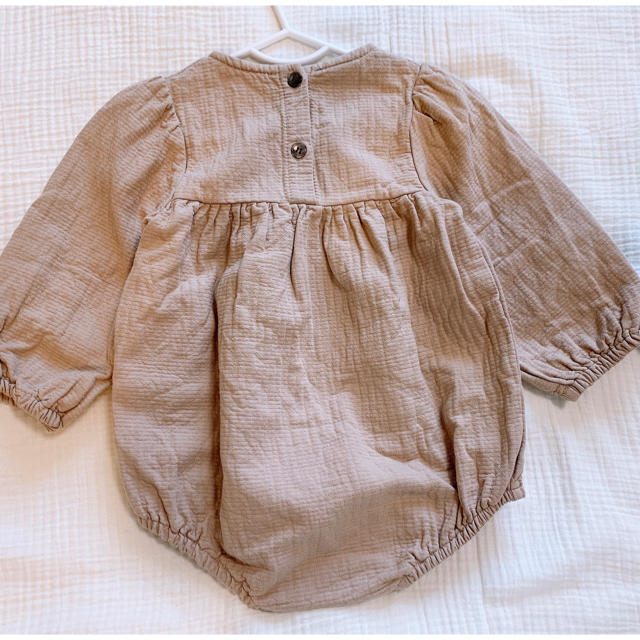 ZARA KIDS(ザラキッズ)のmenina 刺繍ロンパース&ボンネット キッズ/ベビー/マタニティのベビー服(~85cm)(ロンパース)の商品写真