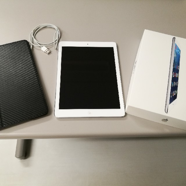 iPad(アイパッド)のipad Air(第1世代) MD789J/A 32GB シルバー中古美品 スマホ/家電/カメラのPC/タブレット(タブレット)の商品写真