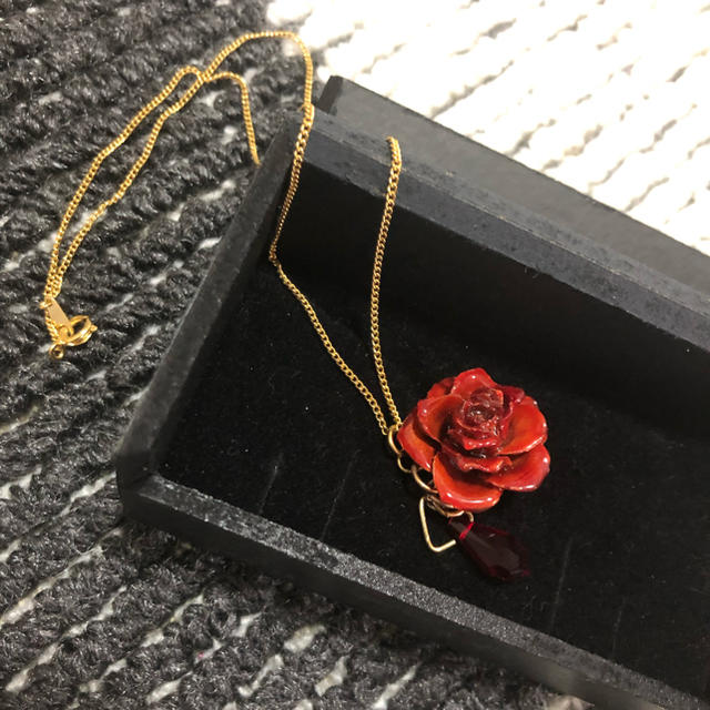 薔薇のネックレス レディースのアクセサリー(ネックレス)の商品写真