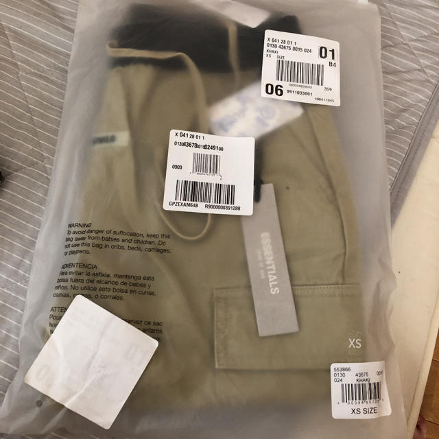 FEAR OF GOD(フィアオブゴッド)のfog essentials fear of god cargo pants メンズのパンツ(ワークパンツ/カーゴパンツ)の商品写真