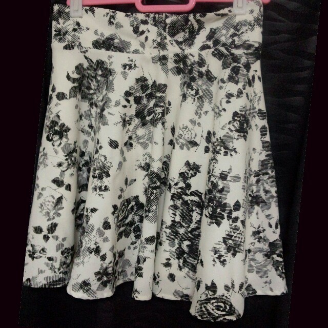 allamanda(アラマンダ)のアラマンダ薔薇柄スカート レディースのスカート(ミニスカート)の商品写真