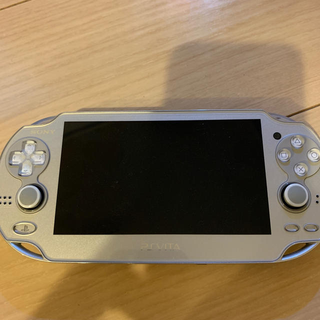 PlayStation Vita(プレイステーションヴィータ)のプレイステーション　vita  シルバー エンタメ/ホビーのゲームソフト/ゲーム機本体(携帯用ゲーム機本体)の商品写真