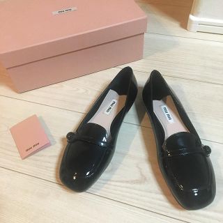 ミュウミュウ(miumiu)のmiumiu エナメルローファー(ローファー/革靴)